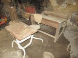 un bureau et une chaise en bois dans une pièce avec un mur en pierre