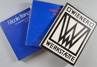 trois livres posés sur une surface blanche, avec des couvertures bleues