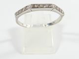 un gros plan d'une bague en or blanc sertie de diamants