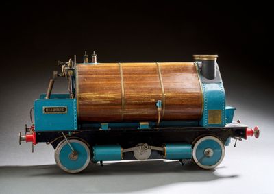 un petit train avec un tonneau en bois à l'avant