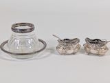 deux objets argentés sur une surface blanche
