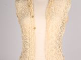 l'image d'une femme portant un haut blanc et un gilet beige