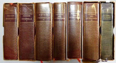 plusieurs vieux livres sont alignés sur une étagère