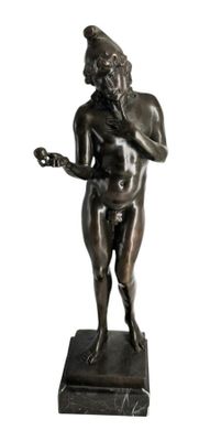 statue en bronze représentant un homme tenant une guitare, posée sur un socle en marbre