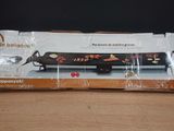 une boîte sur laquelle est représenté un train, posée sur une table