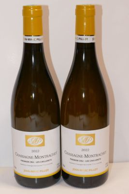 deux bouteilles de vin posées sur une table l'une à côté de l'autre