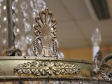 un lustre auquel sont suspendues de nombreuses perles de cristal