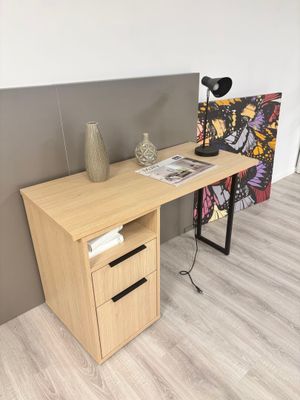 Bureau en mélaminé façon bois, lampe, vase, encadrement 120 … - Photo 1