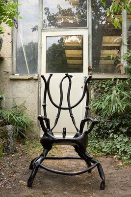 une chaise noire posée devant une porte
