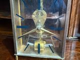 une horloge posée sur une table, sur laquelle est collé un autocollant