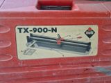 une boîte rouge sur laquelle est apposée une étiquette indiquant « tx - 900n »