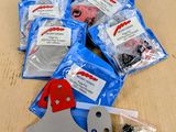 plusieurs sacs contenant des objets divers, posés sur une table