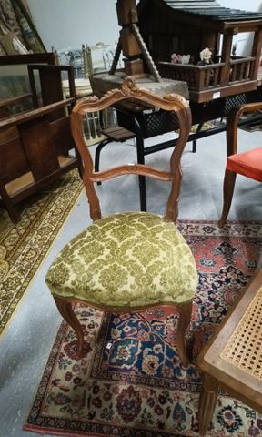 Chaise garnie de velours vert