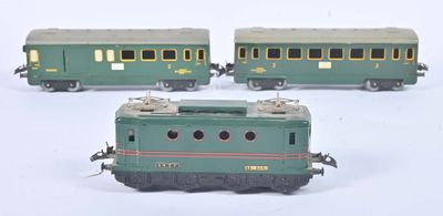 trois wagons verts alignés les uns à côté des autres sur une surface blanche