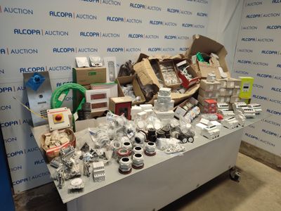 une table avec beaucoup d'objets devant un mur