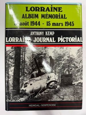 la couverture d'un livre sur laquelle figure l'image d'une voiture dans les bois