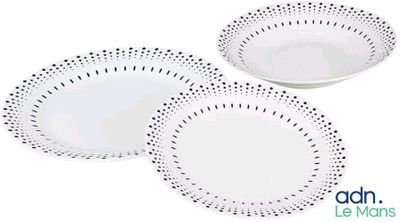 deux assiettes blanches ornées de points noirs sur fond blanc