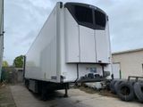 un gros camion blanc garé sur un parking