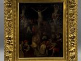 une image représentant un tableau de Jésus sur la croix, dans un cadre doré