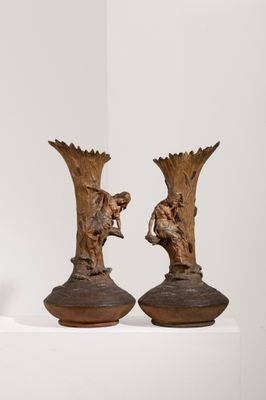 deux vases posés sur une étagère blanche