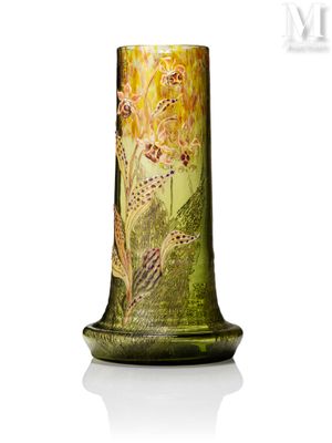 un vase vert orné d'un motif floral