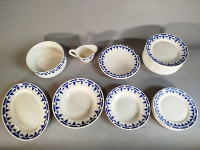 six assiettes et tasses en porcelaine bleue et blanche posées sur une table