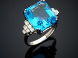 une bague en topaze bleue et diamants
