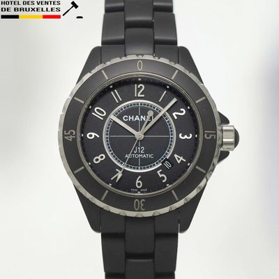 gros plan d'une montre-bracelet sur fond blanc