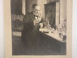 une vieille photo montrant un homme debout devant une table sur laquelle se trouve un verre