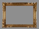 un cadre en vieil or orné d'un motif décoratif sur fond gris