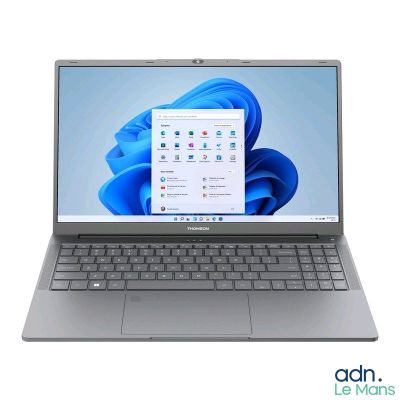 l'ordinateur portable est ouvert sur une surface blanche avec un fond bleu