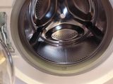un gros plan sur une machine à laver dans une pièce