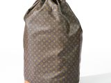 un sac Louis Vuitton marron et beige sur fond blanc