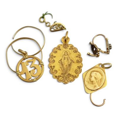 plusieurs bijoux en or, dont une médaille, une pièce de monnaie et un porte-clés