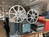 une table sur laquelle sont posées deux vieilles bobines de film