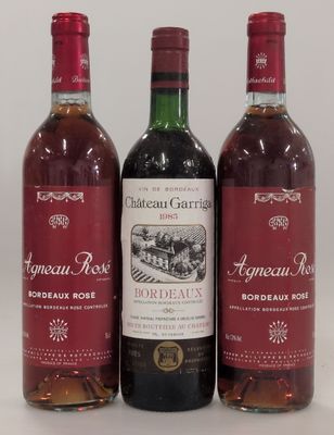 trois bouteilles de vin posées l'une à côté de l'autre sur une table