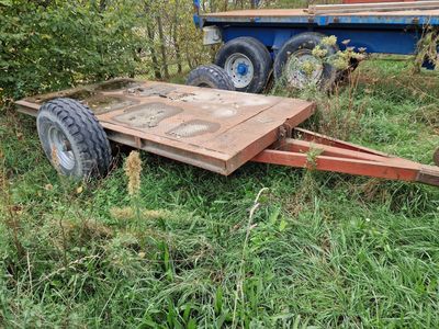 une remorque garée au milieu de la pelouse