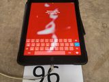 une tablette posée sur une table, avec une étiquette de prix
