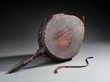 un morceau de bois qui a été coupé en deux avec une paire de ciseaux