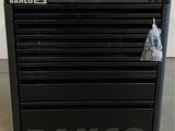 une photo d'une armoire à outils noire sur laquelle figure le mot « bahcco »