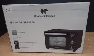 emballage d'un four en carton posé sur une table en bois