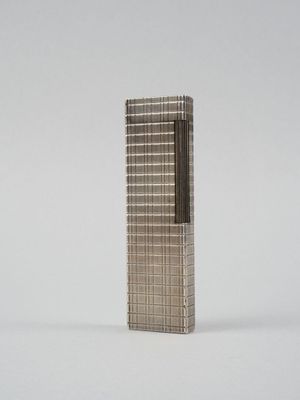 un briquet posé sur une surface blanche