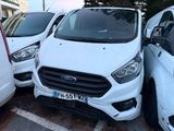 plusieurs voitures blanches garées les unes à côté des autres sur un parking