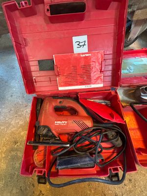 une boîte à outils rouge avec des outils sur le sol