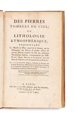 un livre ouvert sur lequel figure la photo d'un homme