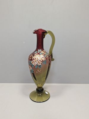 un vase posé sur une table blanche