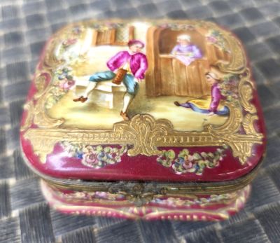 une boîte rouge sur laquelle figure l'image d'un homme et d'une femme