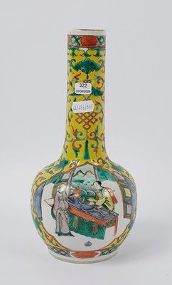 une image représentant un vase décoré d'une peinture, posé sur une table