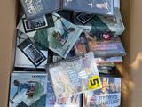une boîte en carton remplie de DVD et de jeux à vendre