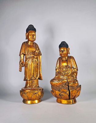 Deux sculptures en bois doré représentant le Bouddha, l’un f…